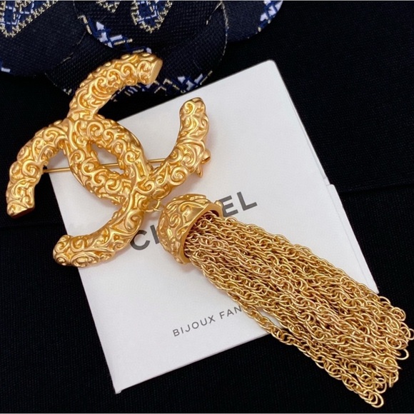 CHANEL CC BIG LOGO GOLD COLOR TASSEL BROOCH - Picture 3 of 5